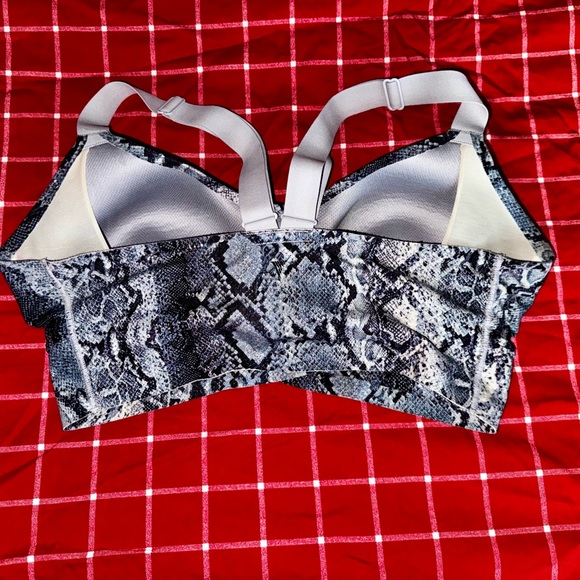 VS on point love cloud bra, size S-DD - Picture 2 of 3
